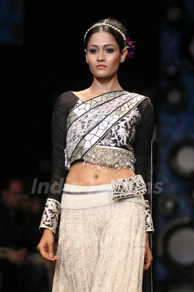 Aircel Presented J J Valaya’s Sensational Regal Tasveer Couture Collection That Ended The First Day And Entralled The Audience At Lakmé Fashion Week Winter/Festive 2011