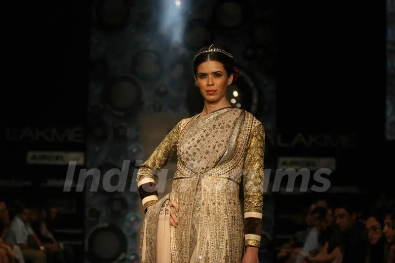 Aircel Presented J J Valaya’s Sensational Regal Tasveer Couture Collection That Ended The First Day And Entralled The Audience At Lakmé Fashion Week Winter/Festive 2011