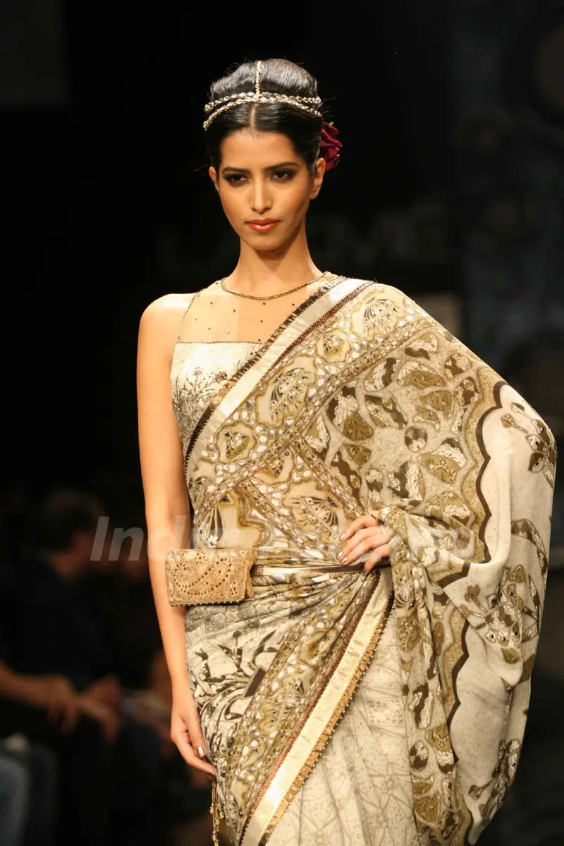 Aircel Presented J J Valaya’s Sensational Regal Tasveer Couture Collection That Ended The First Day And Entralled The Audience At Lakmé Fashion Week Winter/Festive 2011