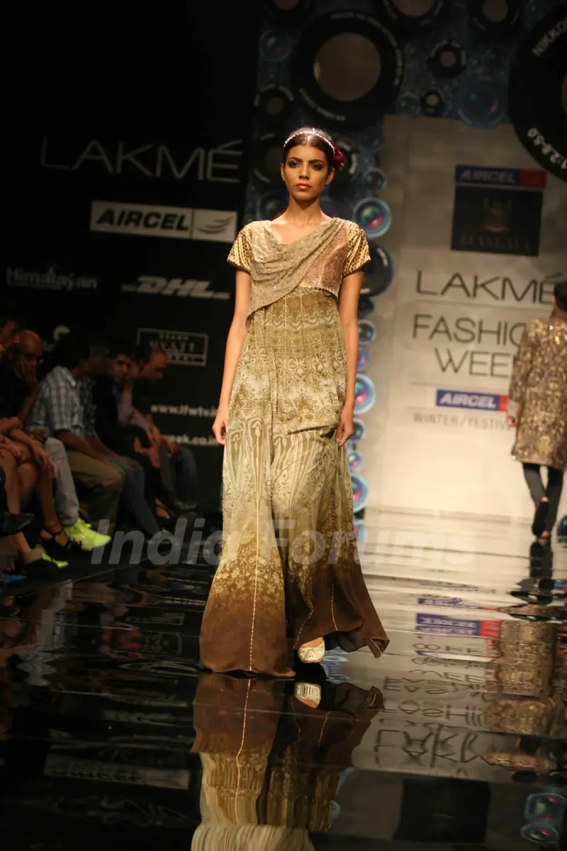 Aircel Presented J J Valaya’s Sensational Regal Tasveer Couture Collection That Ended The First Day And Entralled The Audience At Lakmé Fashion Week Winter/Festive 2011