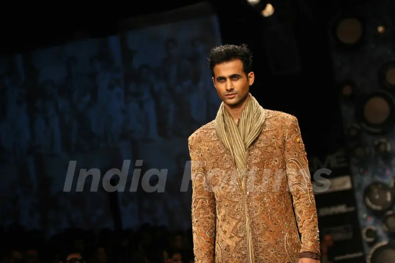 Aircel Presented J J Valaya’s Sensational Regal Tasveer Couture Collection That Ended The First Day And Entralled The Audience At Lakmé Fashion Week Winter/Festive 2011
