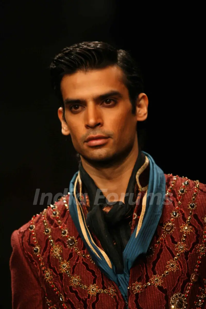 Aircel Presented J J Valaya’s Sensational Regal Tasveer Couture Collection That Ended The First Day And Entralled The Audience At Lakmé Fashion Week Winter/Festive 2011