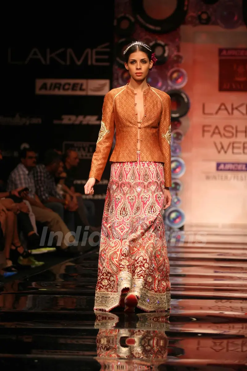 Aircel Presented J J Valaya’s Sensational Regal Tasveer Couture Collection That Ended The First Day And Entralled The Audience At Lakmé Fashion Week Winter/Festive 2011