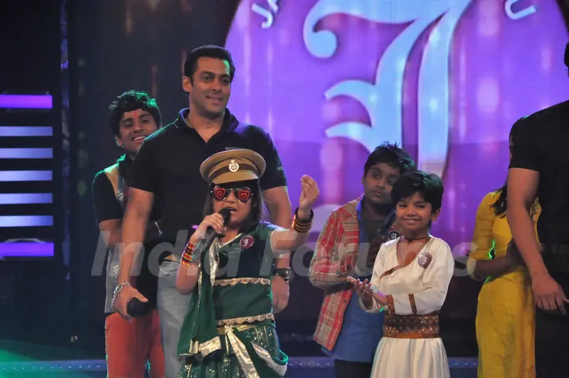 Salman Khan on the sets of Sa Re Ga Ma Lil Champs to promote Bodyguard at Famous Studio. .