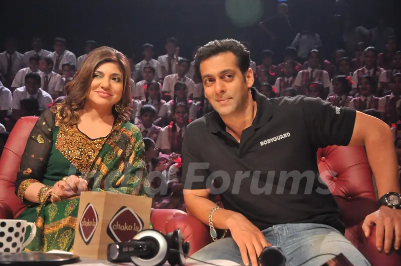Salman Khan and Alka Yagnik on the sets of Sa Re Ga Ma Lil Champs to promote Bodyguard at Famous Stu