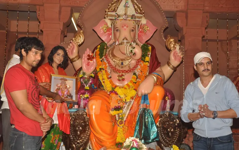 Mahie Gill and Jimmy Shergill paying devote to Lord Ganesha during the occasion of Ganesh Chaturthi