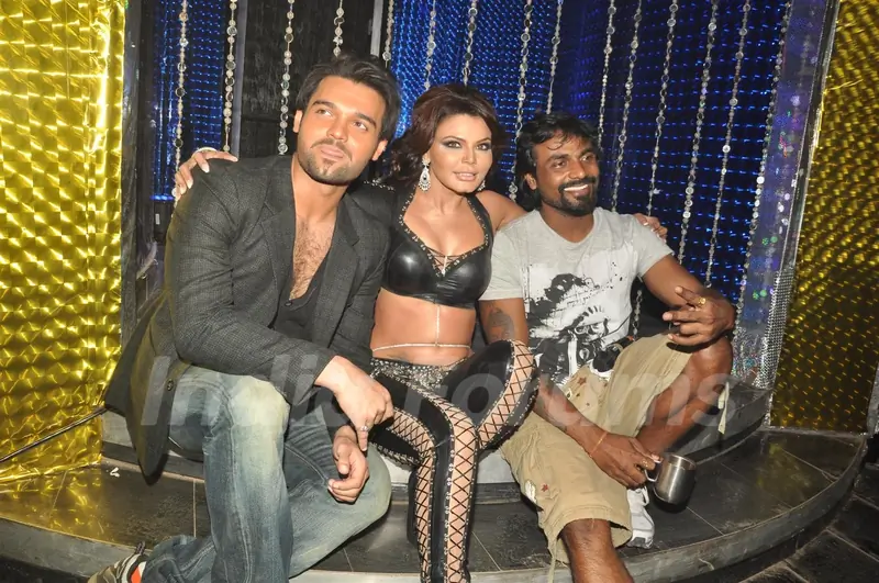 Mimoh Chakraborty, Remo Dsouza and Rakhi Sawant on the location of film 'Loot' at Chandivali