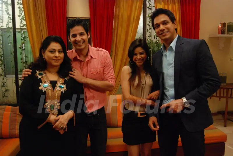 Renuka, Mohit, Sumona, Mahesh as a cast in Bade Acche Laggte Hai