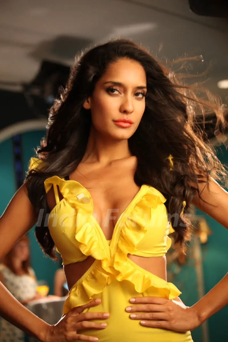 Lisa Haydon in the movie Rascals