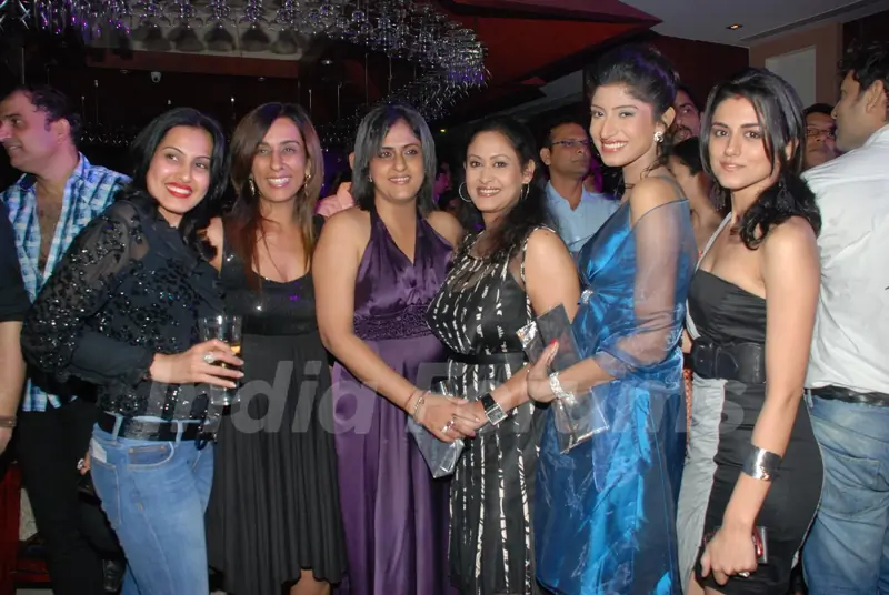 Deeya Singh with Kamya, Riddhi, Indrani, Vindhya at 'Maryaada Lekin Kab Tak' tvshow completion party