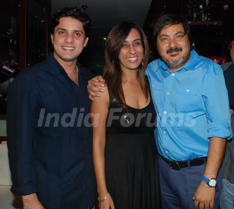 Tony Singh, Deeya Singh with Vishal Singhh at 'Maryaada Lekin Kab Tak' tvshow completion party