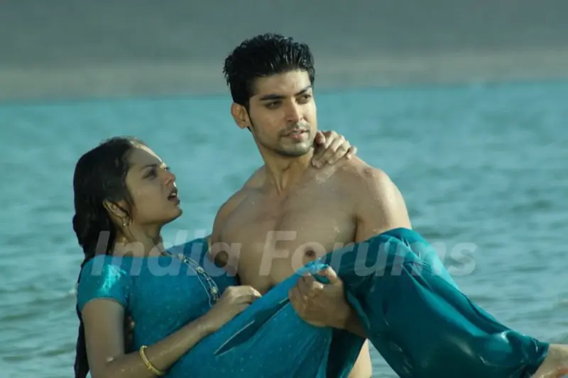 Maan save Geet life in the show Geet Hui Sabse Parayi