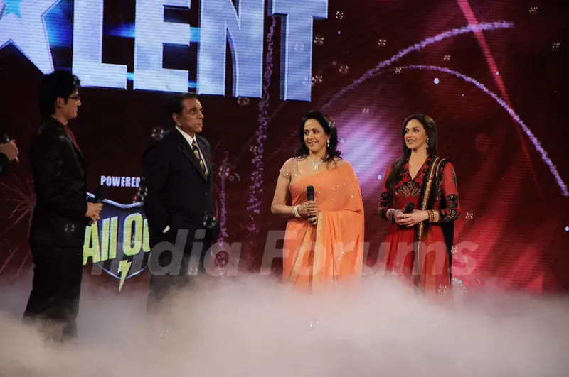 Esha Deol, Dharmendra and Hema Malini on the sets of India's Got Talent 3 at Filmcity