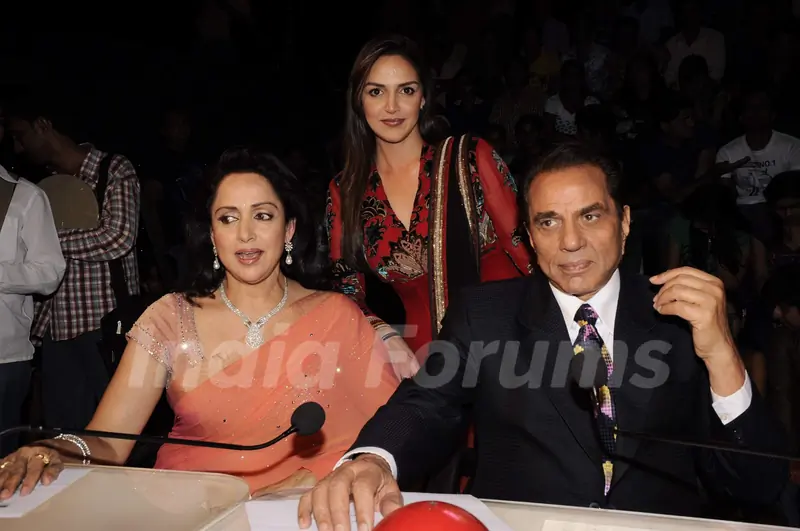 Esha Deol, Dharmendra and Hema Malini on the sets of India's Got Talent 3 at Filmcity