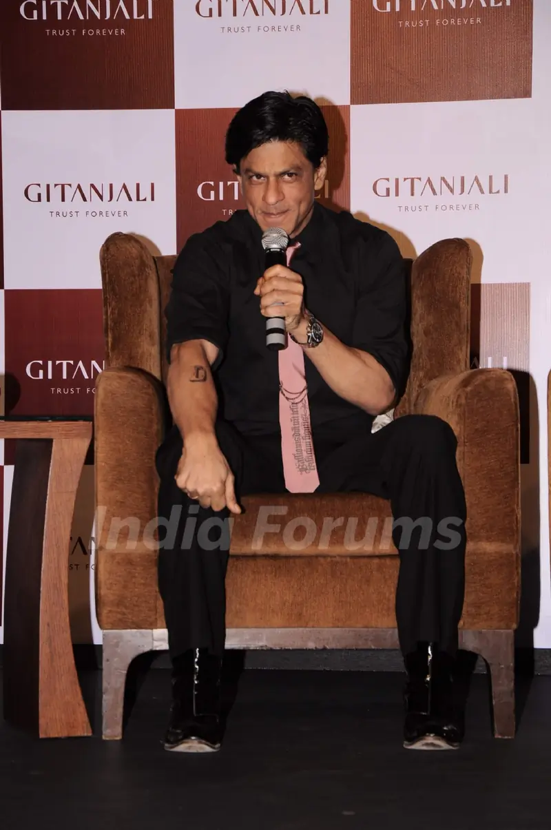 Shah Rukh Khan promotes 'Ra.One' in association with Gitanjali at Trident