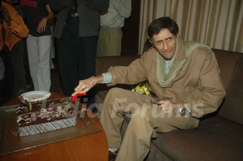 Dev Anand celebrates birthday with media at Sun N Sand