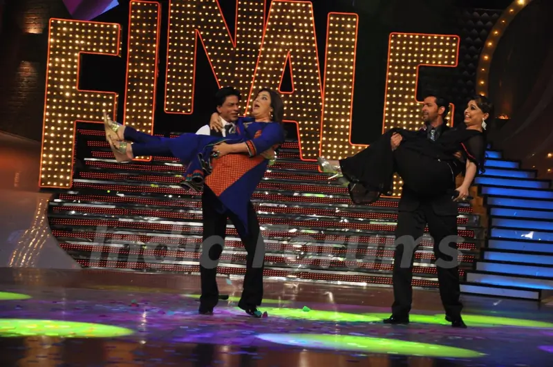 Shah Rukh Khan, Farah, Vaibhavi and Hrithik Roshan at the finale of Just Dance at Filmcity, Mumbai