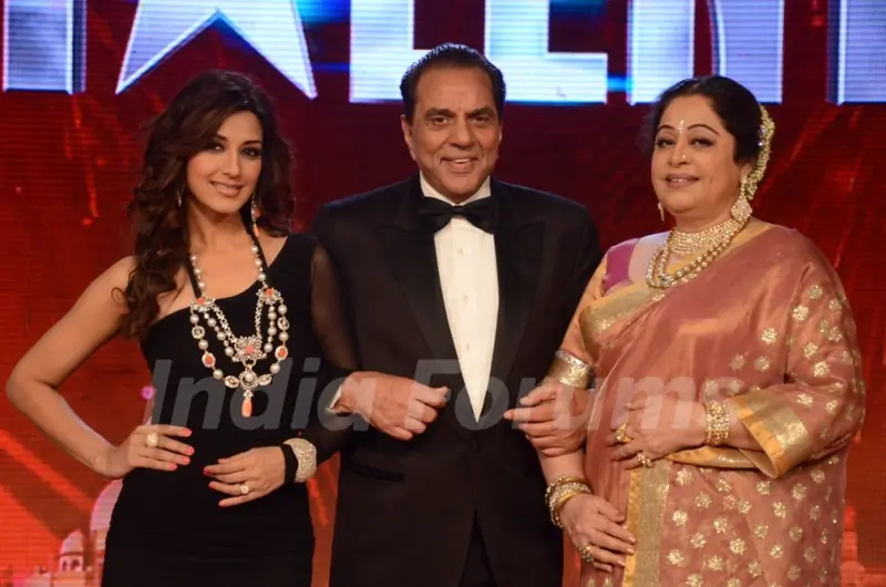 Three judges Sonali, Dharmendra and Kirron Kher in India's Got Talent 3 Grand Finale