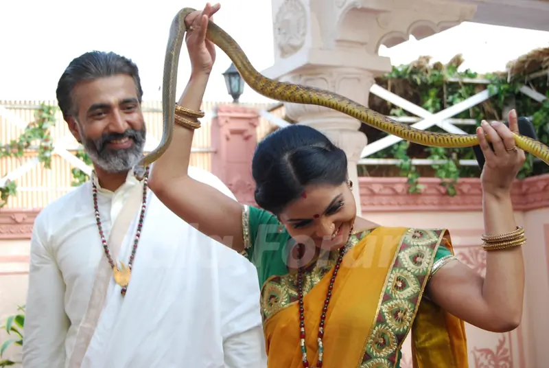 Still scene from tvshow Hawan