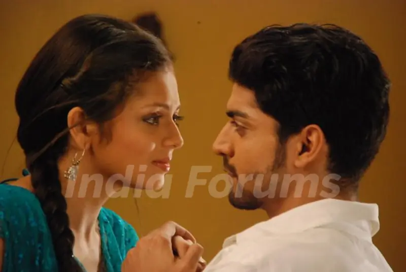 Gurmeet Chaudary as Maan and Drashti Dhami as Geet