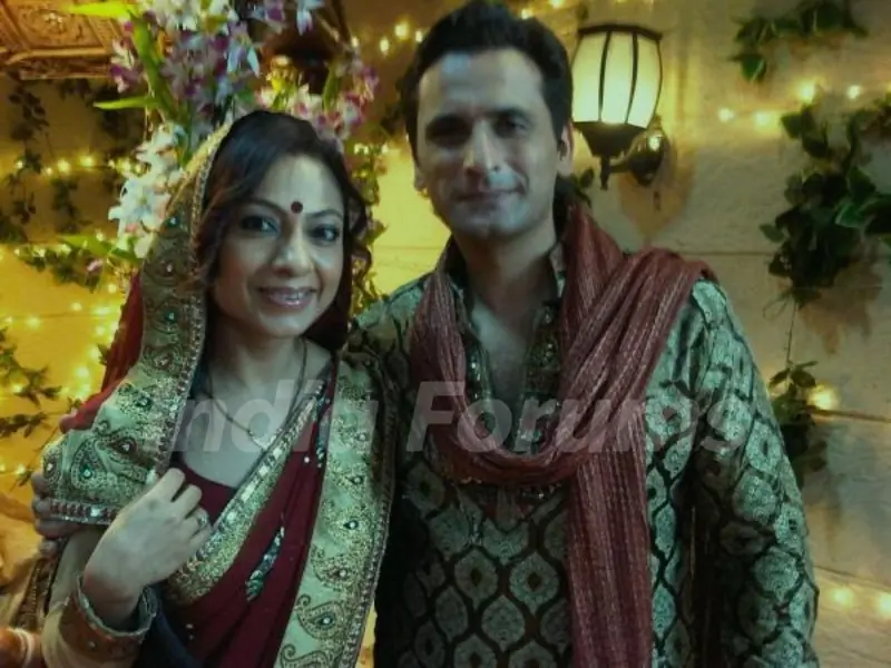 Tarana and Jai on BALH set, celebrating Karva Chauth