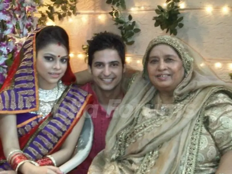 Sumona and Mohit with Dadi in Bade Acche Laggte Hai