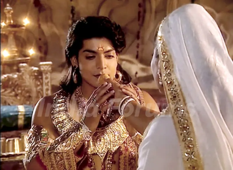 Ramji is lovingly fed by Mata Kaikeyi in Ramayan