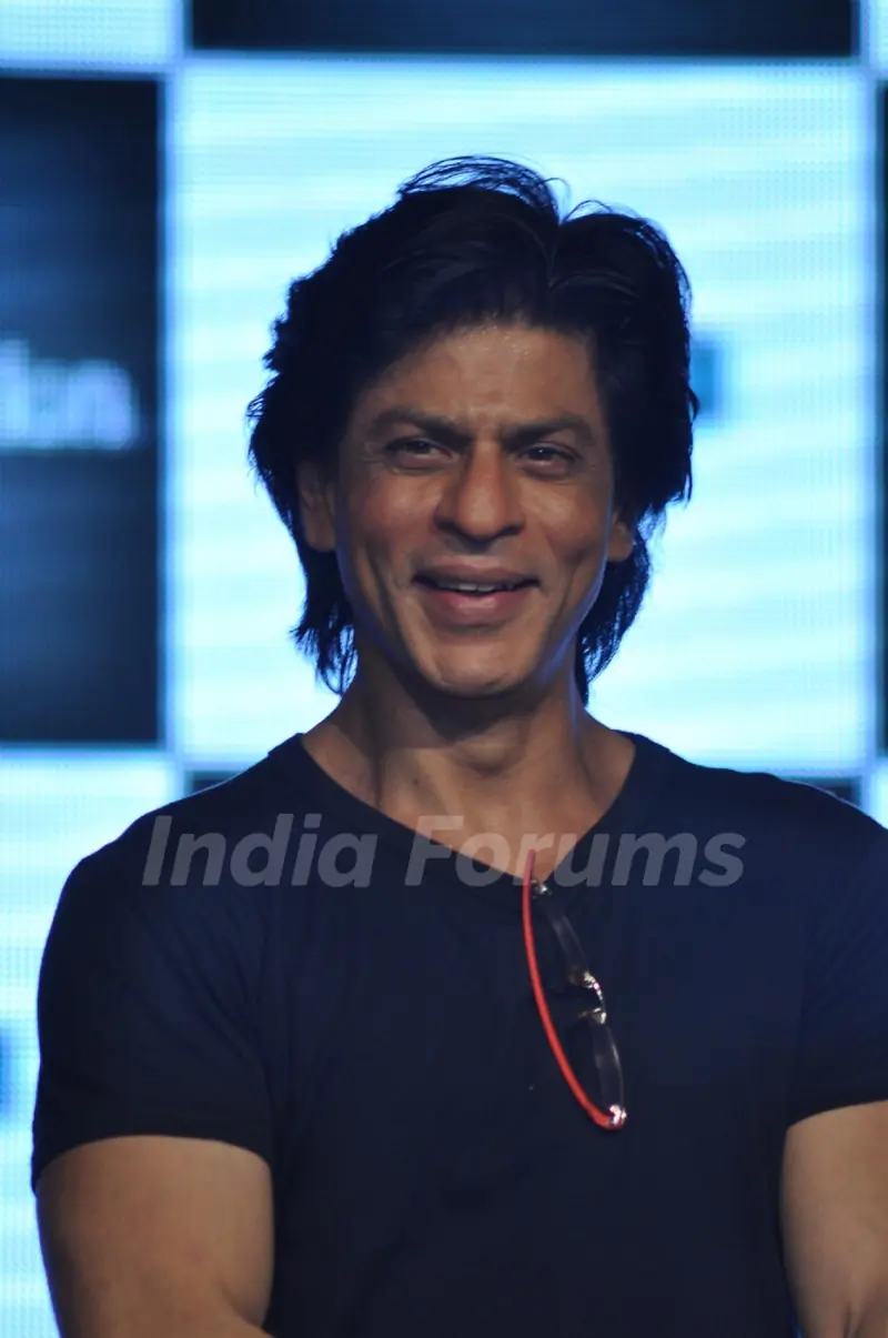 Shah Rukh Khan promotes their film Ra.One at Inorbit Mall in Malad, Mumbai