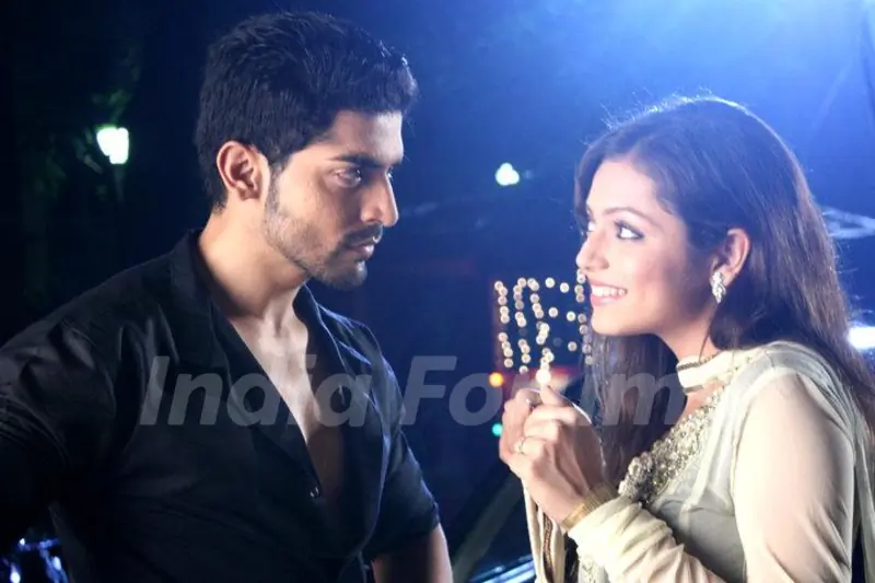Still image of Maan and Geet