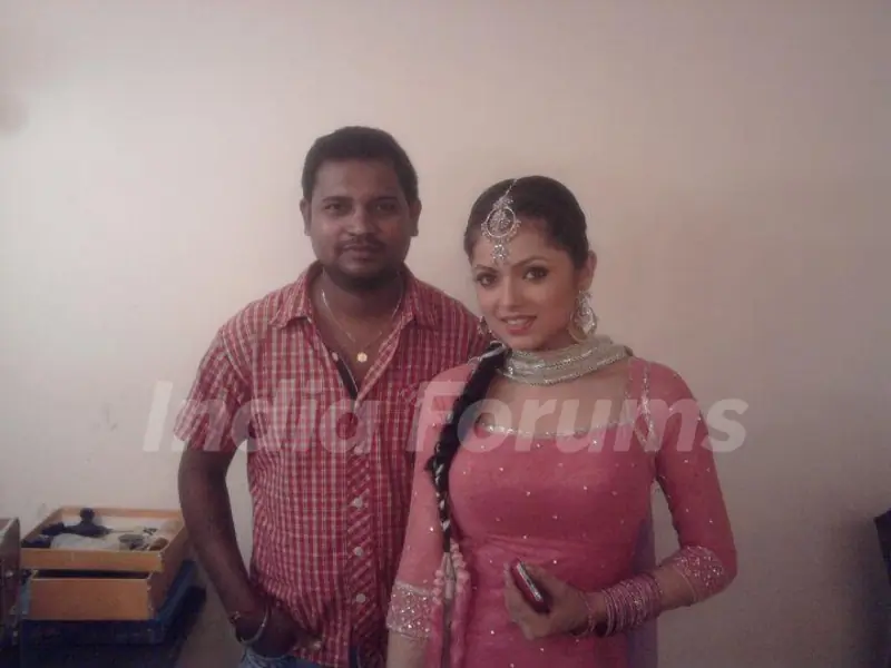 Drashti Dhami with crew member during Geet Hui Sabse Parayi shooting