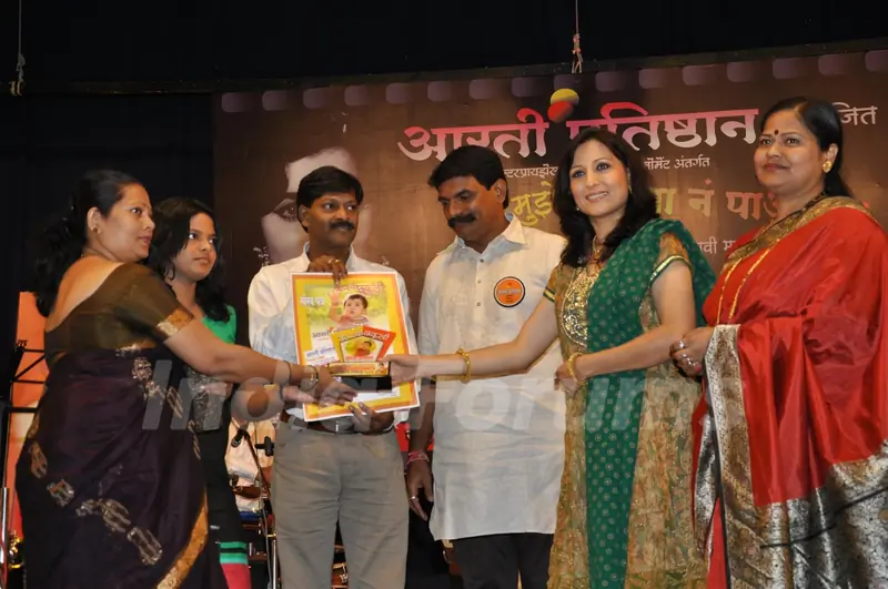 Kishori Shahane at felicitation and musical program of 'Asha Parekh Sangeet Rajani' at Bhaidas Hall