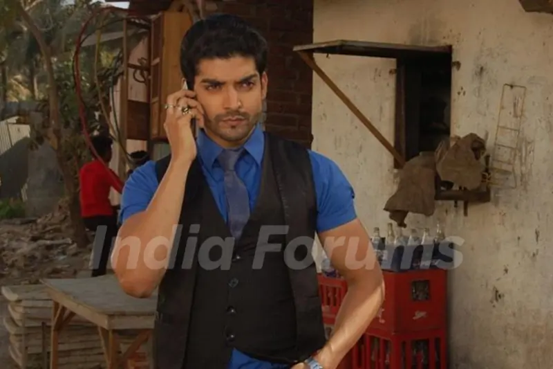 Gurmeet as Maan in construction side