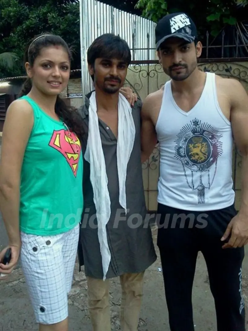 Drashti Dhami as geet Gurmeet Choudhary as maan with crew member during Geet Hui Sabse Parayi shooti