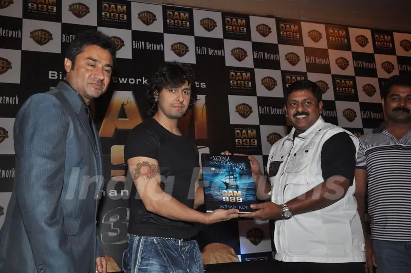 Director Sohan Roy with Sonu Niigam at press meet of 3D movie 'Dam 999' in Mumbai