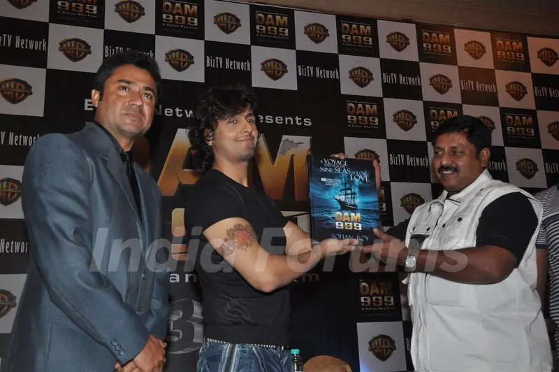Director Sohan Roy with Sonu Niigam at press meet of 3D movie 'Dam 999' in Mumbai