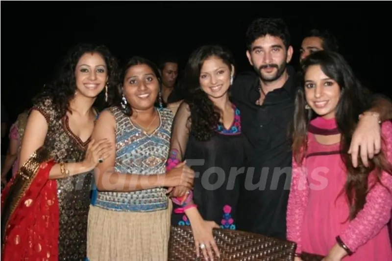 Drashti Dhami with cast of Geet