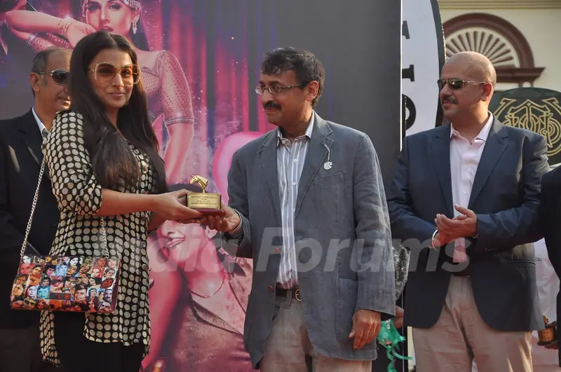 Vidya Balan at 'The Dirty Picture' Race by Sabah Khan show for Gitanjali at Mahalaxmi Race course