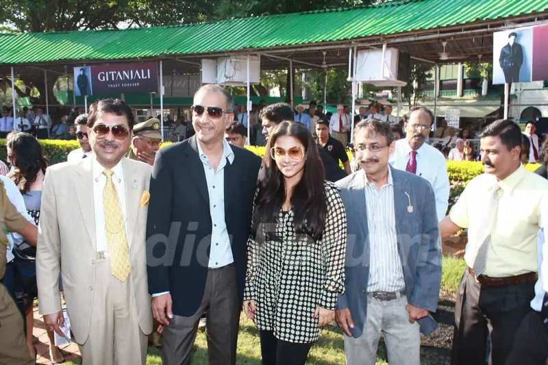 Vidya Balan at 'The Dirty Picture' Race by Sabah Khan show for Gitanjali at Mahalaxmi Race course in Mumbai