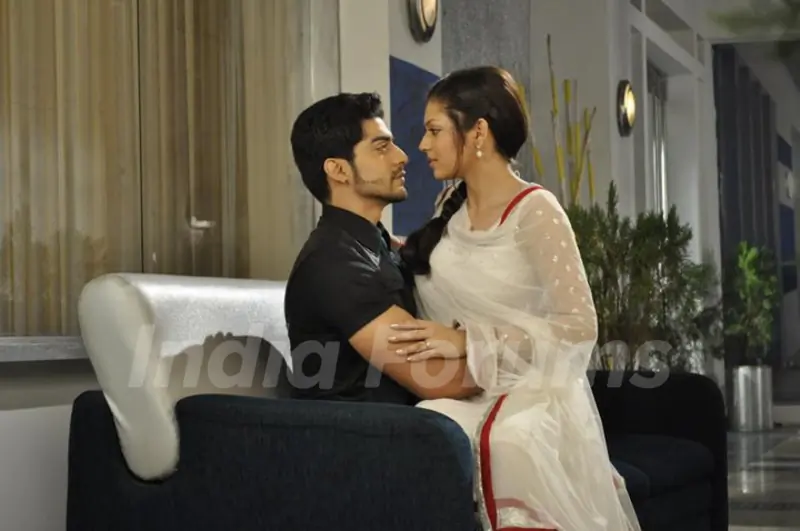Still image of Maan and Geet