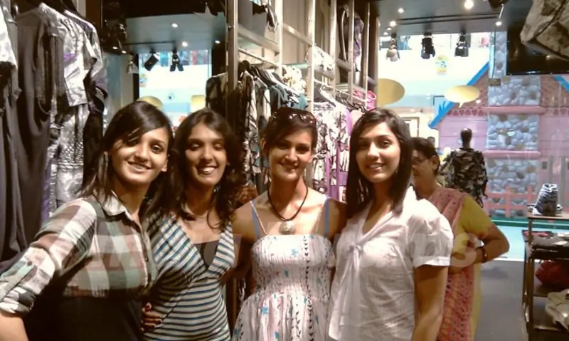 Shakti Mohan with sisters