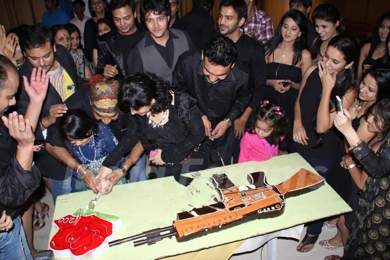 Cake Cutting on completino of 200 episodes of Phulwa