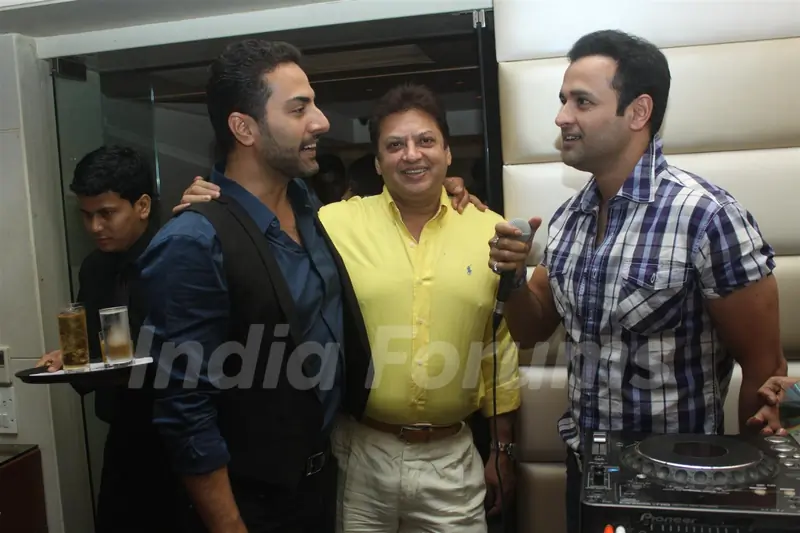 Rohit Roy and Shashi Ranjan grace Sudhanshu Pandey Wedding Anniversary bash at Bistro Grill in Mumba