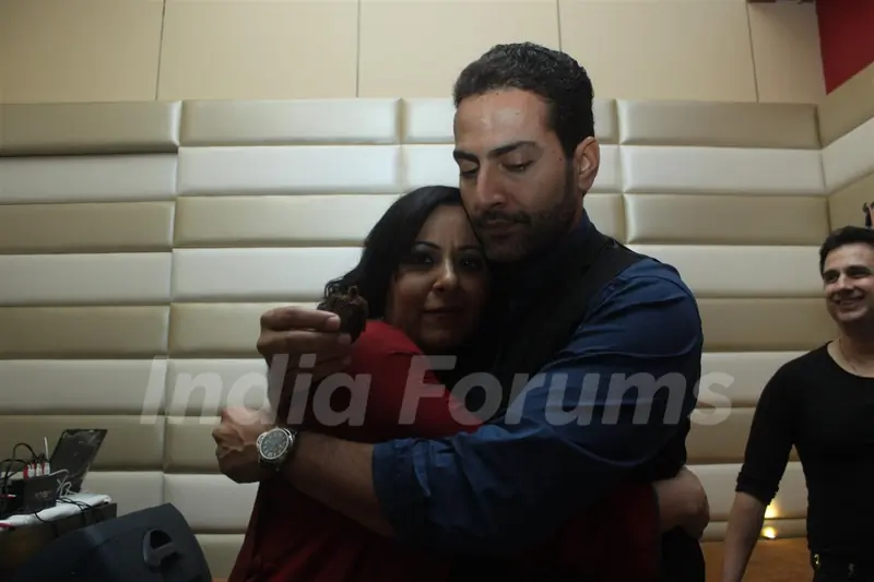 Sudhanshu Pandey and Mona Wedding Anniversary bash at Bistro Grill in Mumba