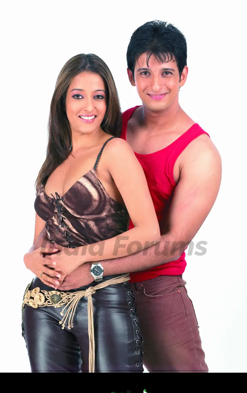 Sharman Joshi and Riya Sen in the movie 3 Bachelors