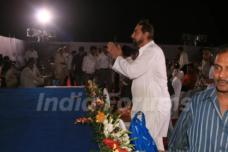 Kabir Bedi pays respect at Dev Anand's prayer meet