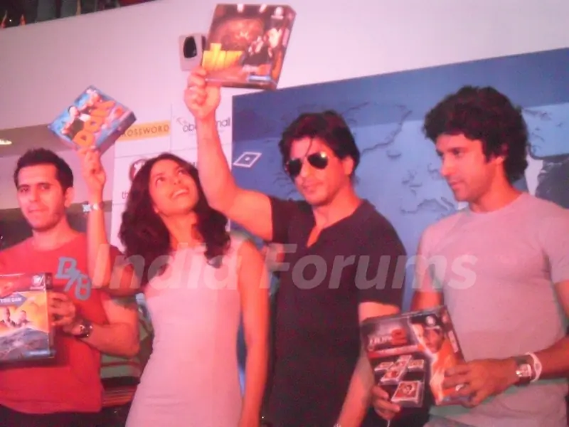 Shah Rukh, Priyanka Chopra, Farhan Akhtar, Ritesh and Sahil at Oberoi Mall for Don 2's game launch