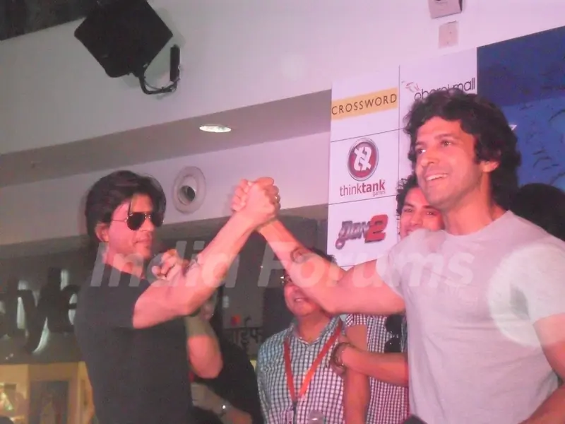 Shah Rukh Khan and Farhan Akhtar at Oberoi Mall for Don 2's game launch