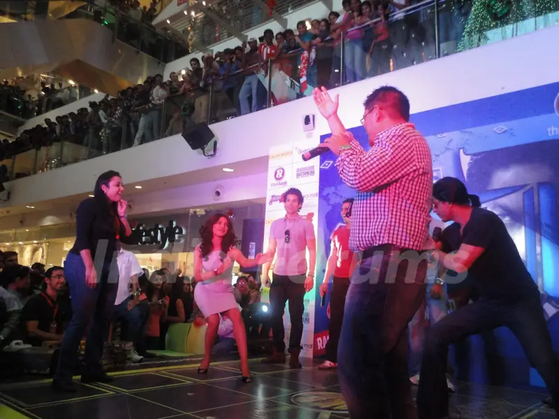 Shah Rukh, Priyanka Chopra, Farhan Akhtar, Ritesh and Sahil at Oberoi Mall for Don 2's game launch