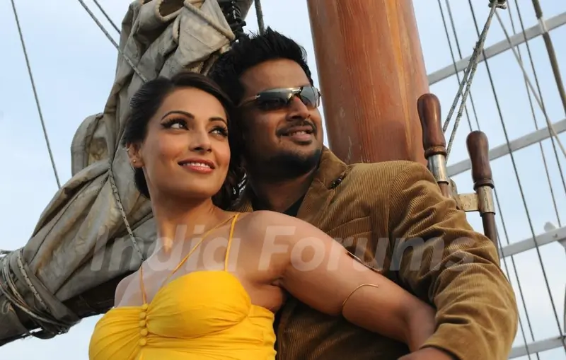 Stills of R. Madhavan and Bipasha in the movie Jodi Breakers