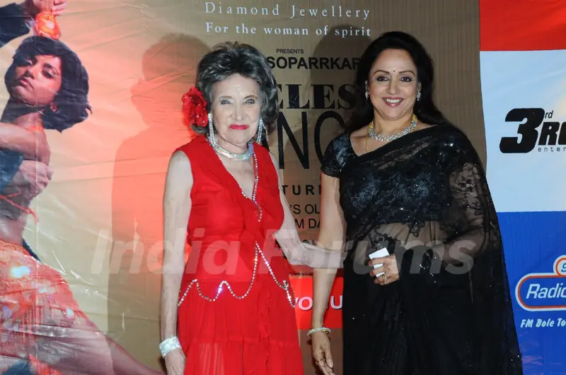 Hema Malini with Tao Porchon-Lynch at Sandip Soparkar show 'Ageless Dance' at Sheesha Lounge in Andh
